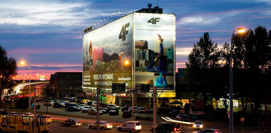 reklama wieloformatowa na budynku