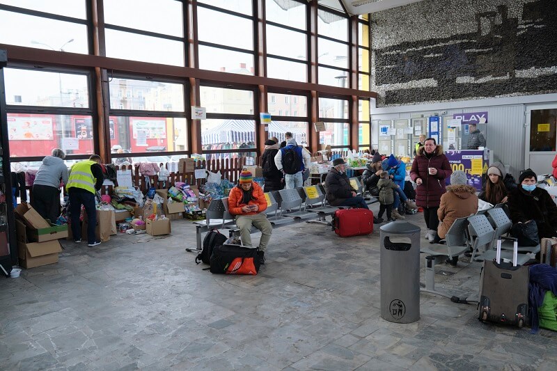 Wolontariusze pomagają na dworcu PKS w Lublinie uchodźcom z Ukrainy