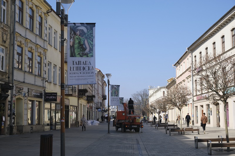 Miasto promuje wystawę Tamary Łempickiej na deptaku