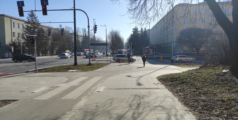 Zderzenie karetki pogotowia z samochodem na skrzyżowaniu Al. Racławickich i ul. Sowińskiego