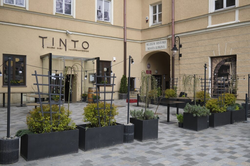 Ogródek gastronomiczny restauracji TINTO przy Bramie Krakowskiej