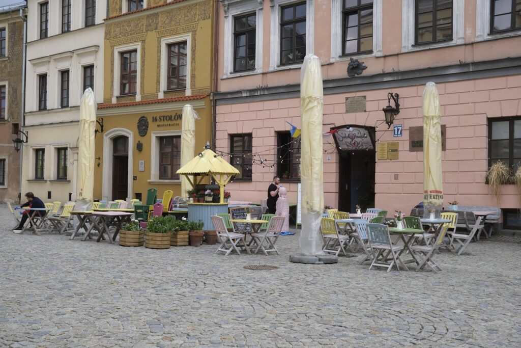 Ogródki gastronomiczne restauracji Sielsko Anielsko i 16 Stołów na Starym Mieście