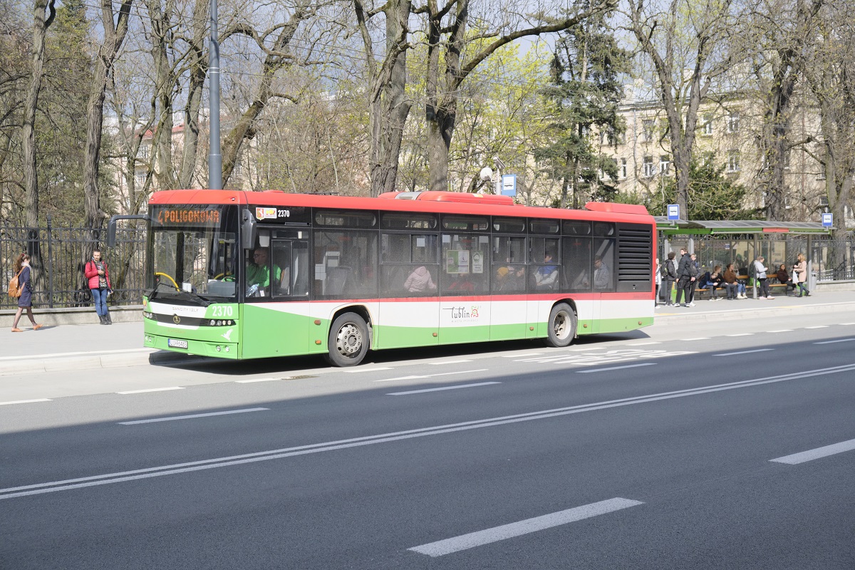 Autobus linii nr 4 na przystanku Ogród Saski