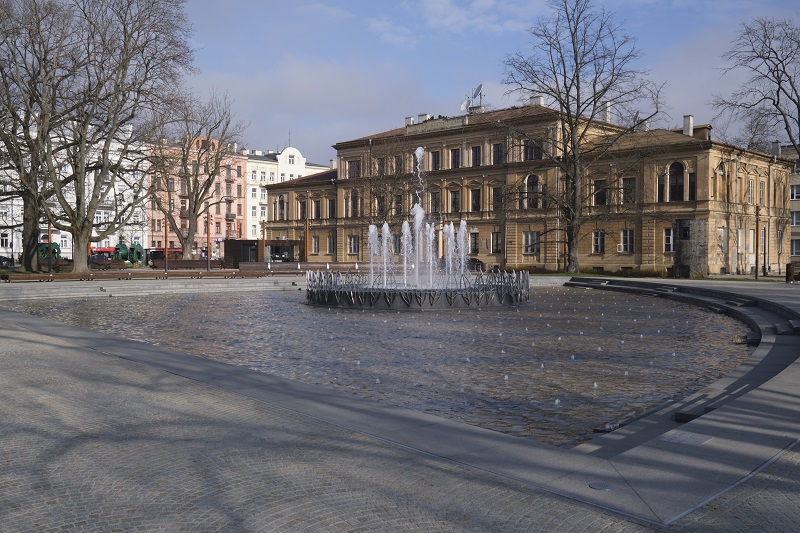 Fontanna na Placu Litewskim po przerwie zimowej