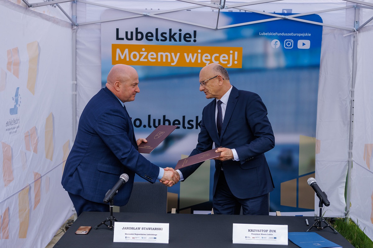 Jarosław Stawiarski i Krzysztof Żuk podczas podpisania umowy o dofinansowanie