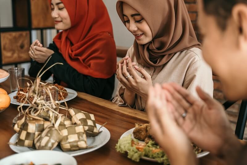 muzułmanie modlą się przed przerwaniem postu w dniu Ramadanu