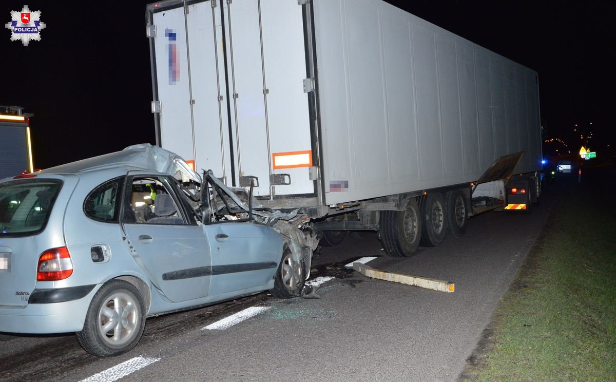 Renault wbił się w naczepę ciężarówki na drodze krajowej nr 2