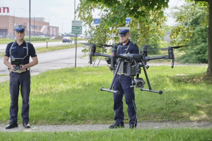 Policjanci obsługujący drona