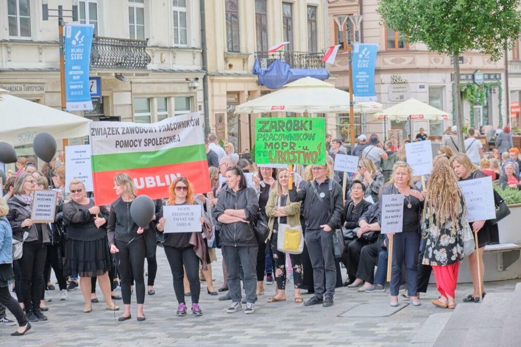 Protest pracowników MOPR Lublin przed ratuszem