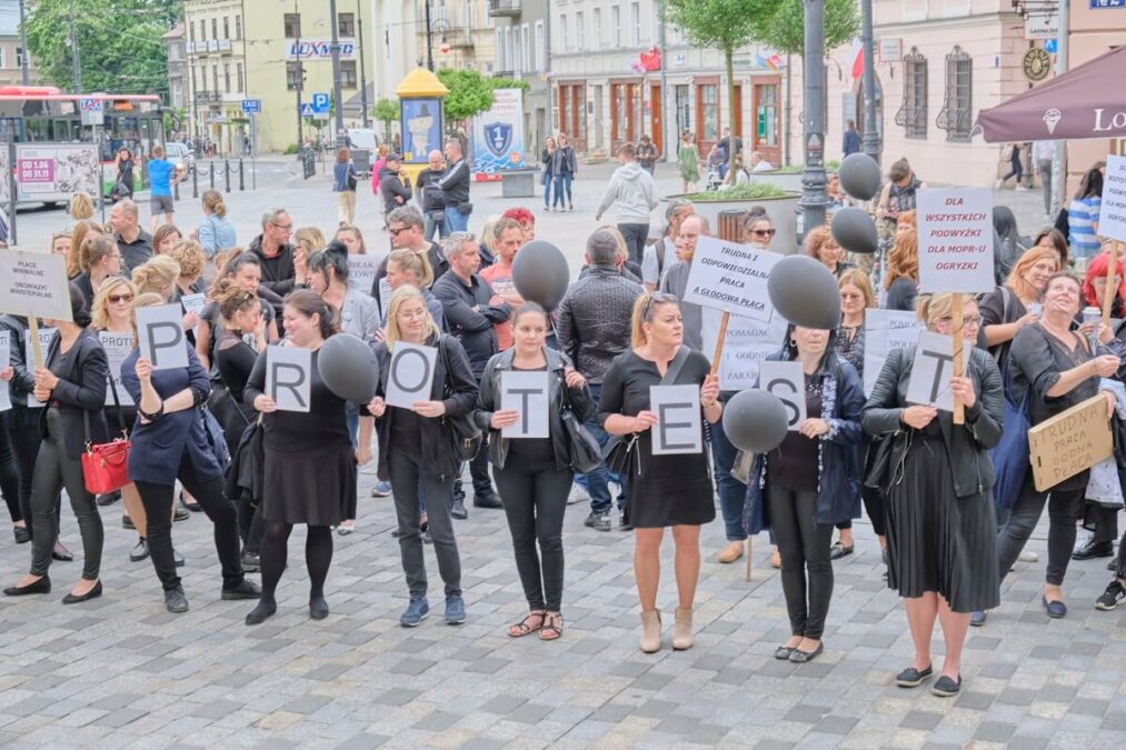 Protest pracowników MOPR Lublin przed ratuszem