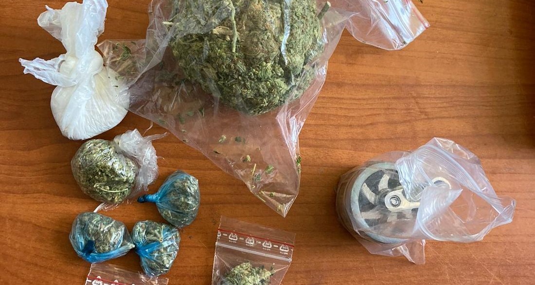 Policja weszła do mieszkania 21-latki. Posiadała marihuanę, mefedron i młynek do rozdrabniania narkotyków