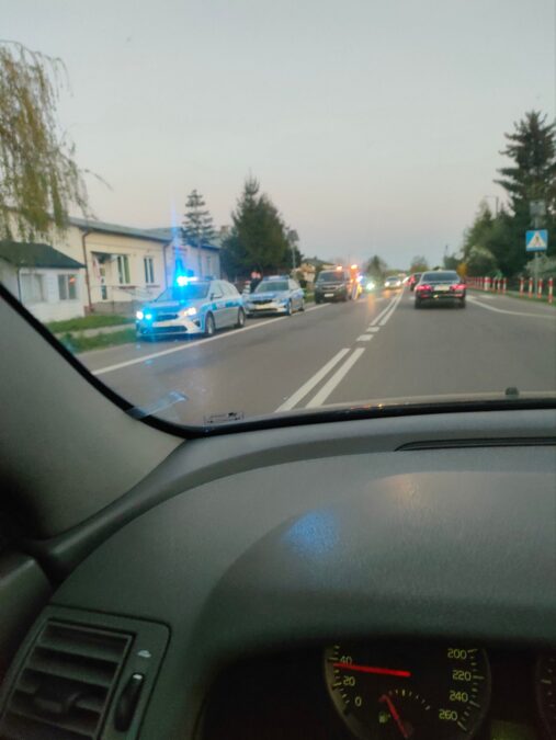 Kierowca puegeota wjechał w tył radiowozu BMW w Niedrzwicy Kościelnej