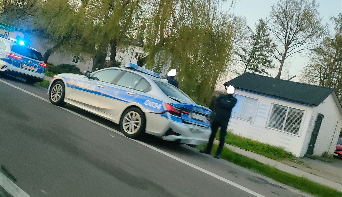 Uszkodzony radiowóz BMW w wyniku uderzenia przez inny samochód