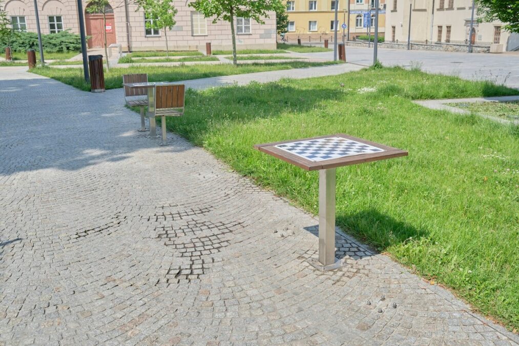 Zniszczone krzesła i stoliki do gry w szachy na placu Litewskim