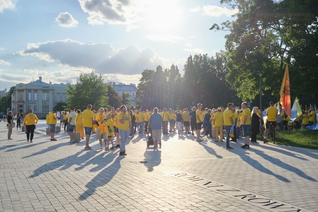 Manifestacja kibiców żużlowego Motoru Lublin na placu Litewskim