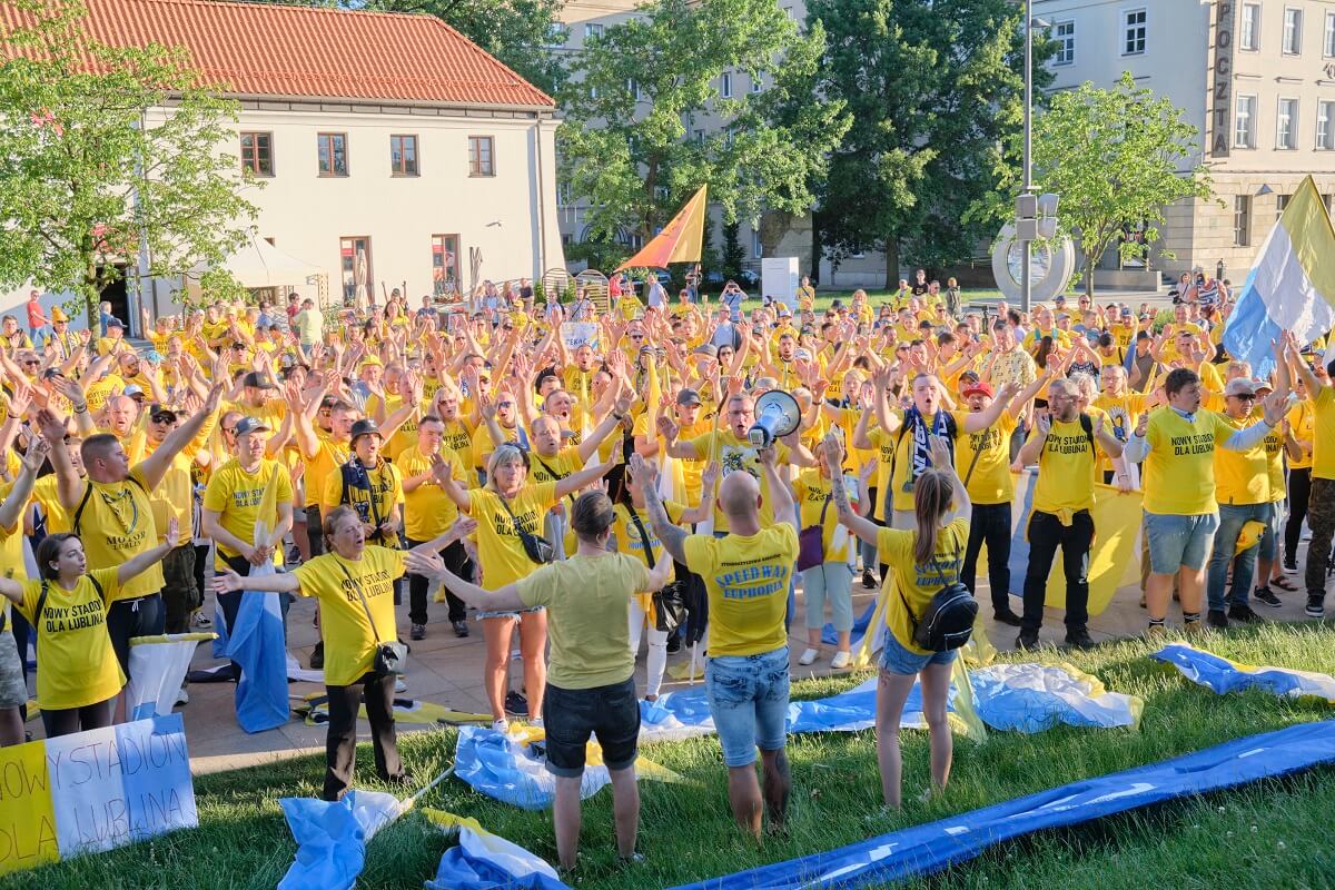 Manifestacja kibiców żużlowego Motoru Lublin na placu Litewskim