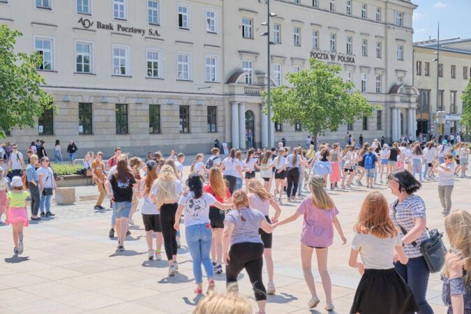 Młodzież zatańczyła Belgijkę na placu Litewskim