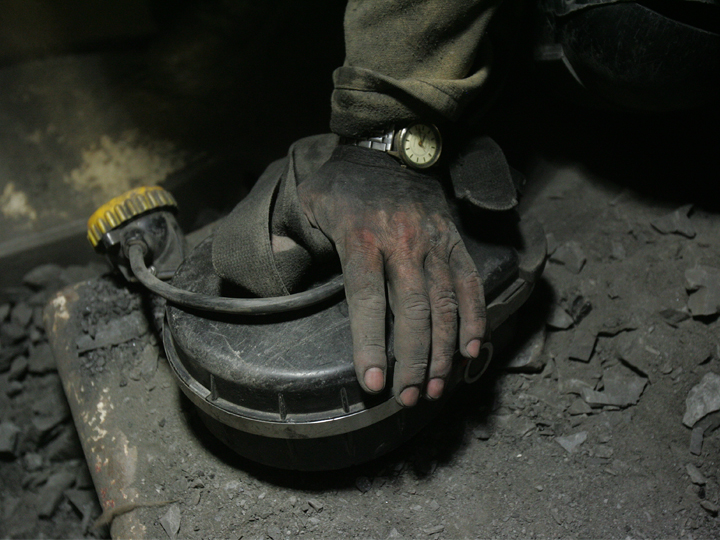 Tragiczny wypadek w kopalni Bogdanka. Górnicy zostali przysypani węglem, jeden z nich nie żyje