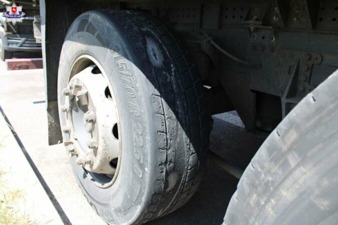 Nadmiernie zużyte opony w samochodzie ciężarowym