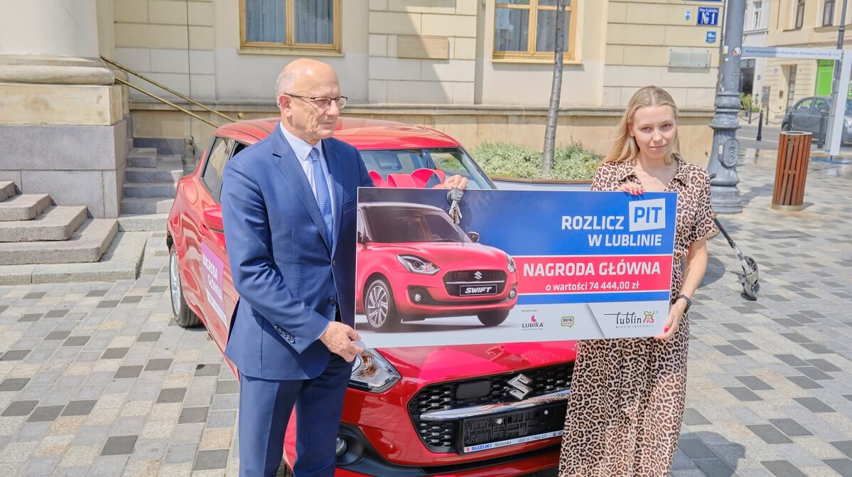 Do trzech razy sztuka. Pani Beata odebrała samochód hybrydowy wygrany w loterii Rozlicz PIT w Lublinie