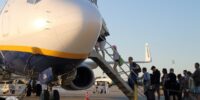 Pasażerowie wchodzący do samolotu Ryanair na płycie lotniska w Świdniku