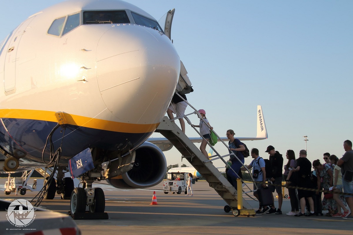 Pasażerowie wchodzący do samolotu Ryanair na płycie lotniska w Świdniku