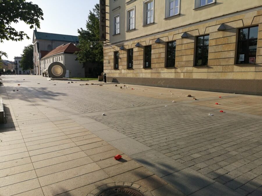 Porozrzucane śmieci na placu Litewskim