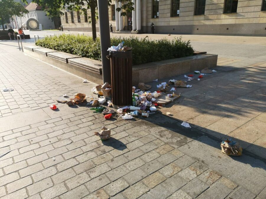 Przepełnione kosze i porozrzucane śmieci na placu Litewskim