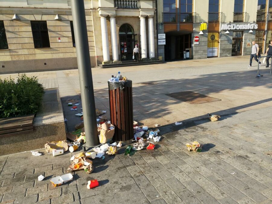 Śmieci przy koszu na placu Litewskim