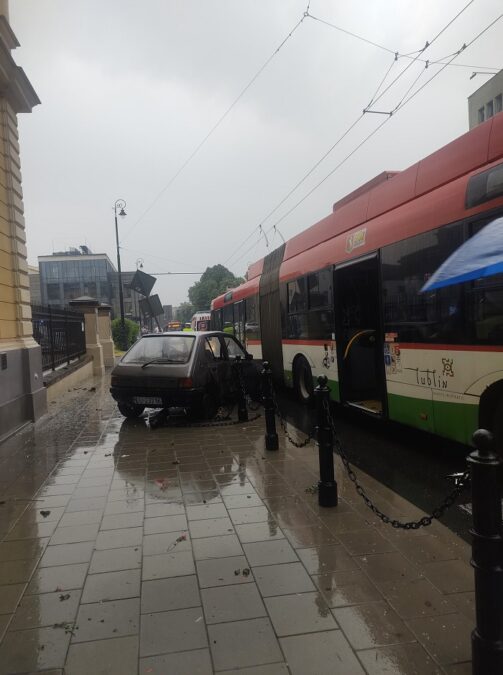 Zderzenie trolejbusu z samochodem na ul. Lipowej
