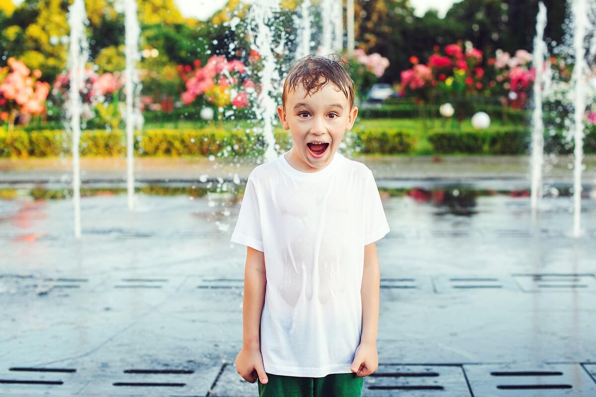 Dziecko w fontannie w trakcie upału