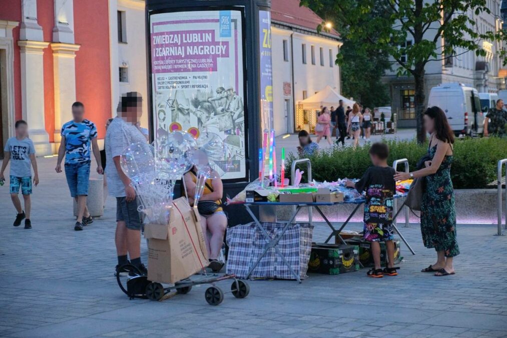 Nielegalnie handlują zabawkami i innymi gadżetami na placu Litewskim