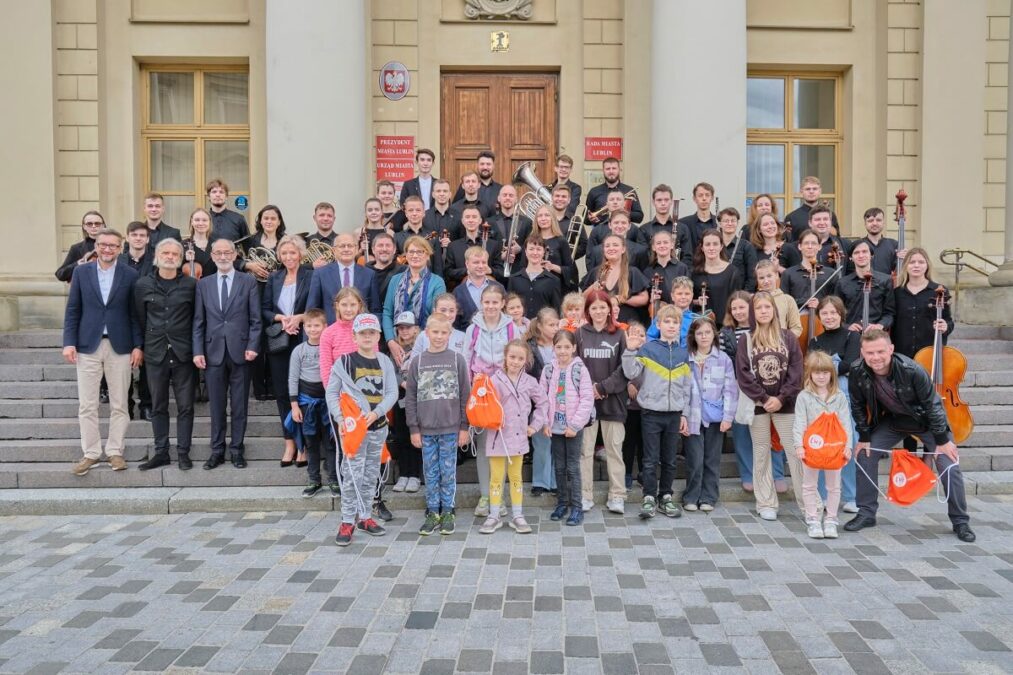 Słobożańska Młodzieżowa Akademicka Orkiestra Symfoniczna z Ukrainy z dziećmi z Charkowa