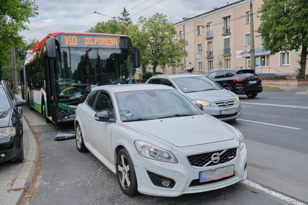 Kierowca trolejbusu uderzył w volvo