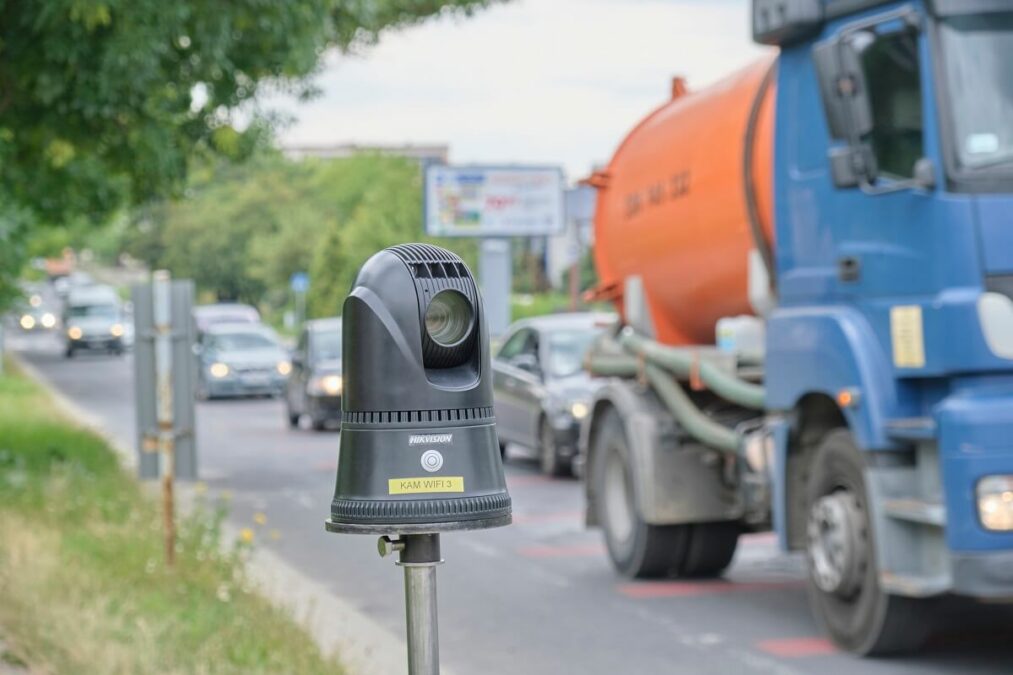 Kamery Straży Ochrony Kolei rejestrują kierowców, którzy nie zatrzymują się przed znakiem B-20 "STOP" na ul. Turystycznej