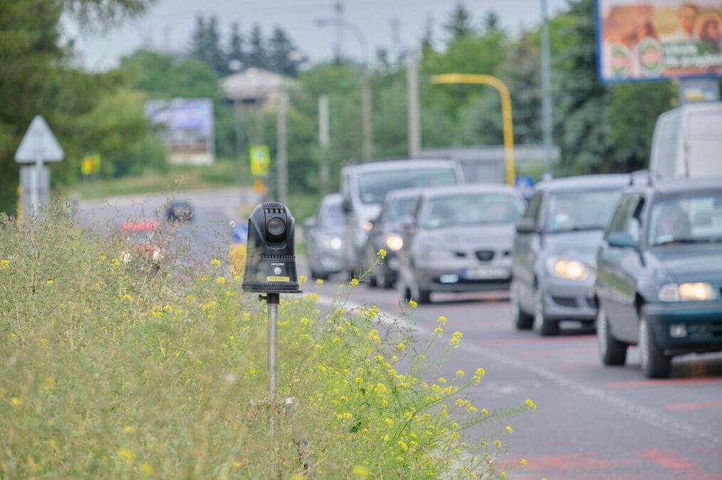 Kamery Straży Ochrony Kolei rejestrują kierowców, którzy nie zatrzymują się przed znakiem B-20 "STOP" na ul. Turystycznej