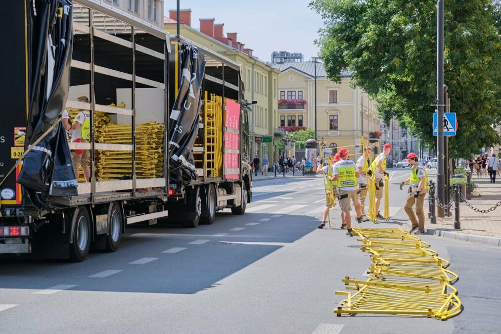 Ustawianie barierek wzdłuż mety pierwszego etapu Tour de Pologne