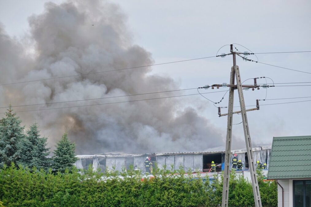 Pożar hali magazynowej w Piotrawinie, gmina Jastków