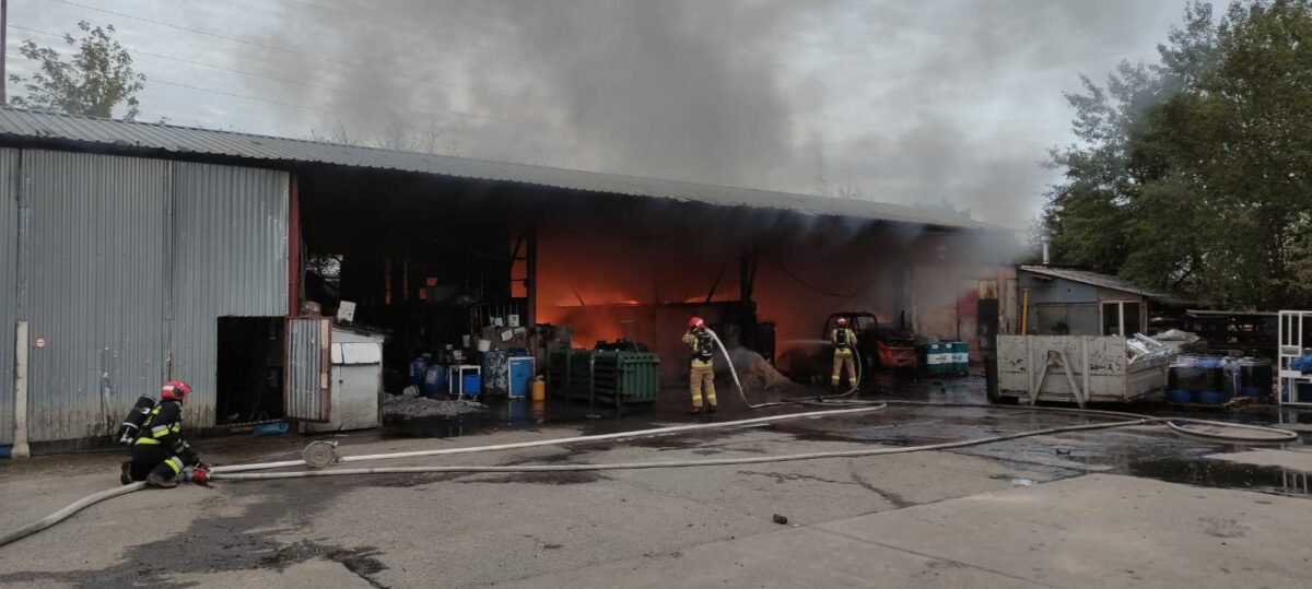 Pożar hali z niebezpiecznymi odpadami przy ul. Metalurgicznej