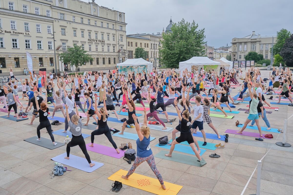 Próbowali pobić rekord na największą lekcję jogi w Polsce. Na placu Litewskim ćwiczyło 199 osób