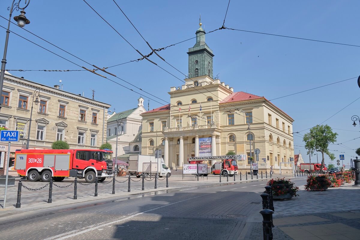 Strażacy przed Urzędem Miasta Lublin — alarm bombowy