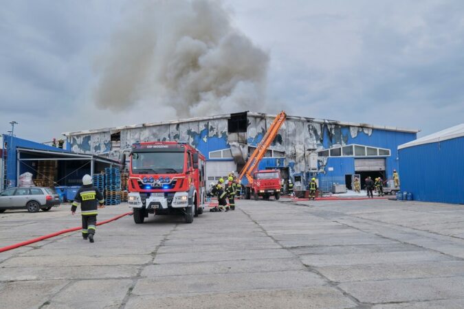 Pożar hali magazynowej w Piotrawinie, gmina Jastków