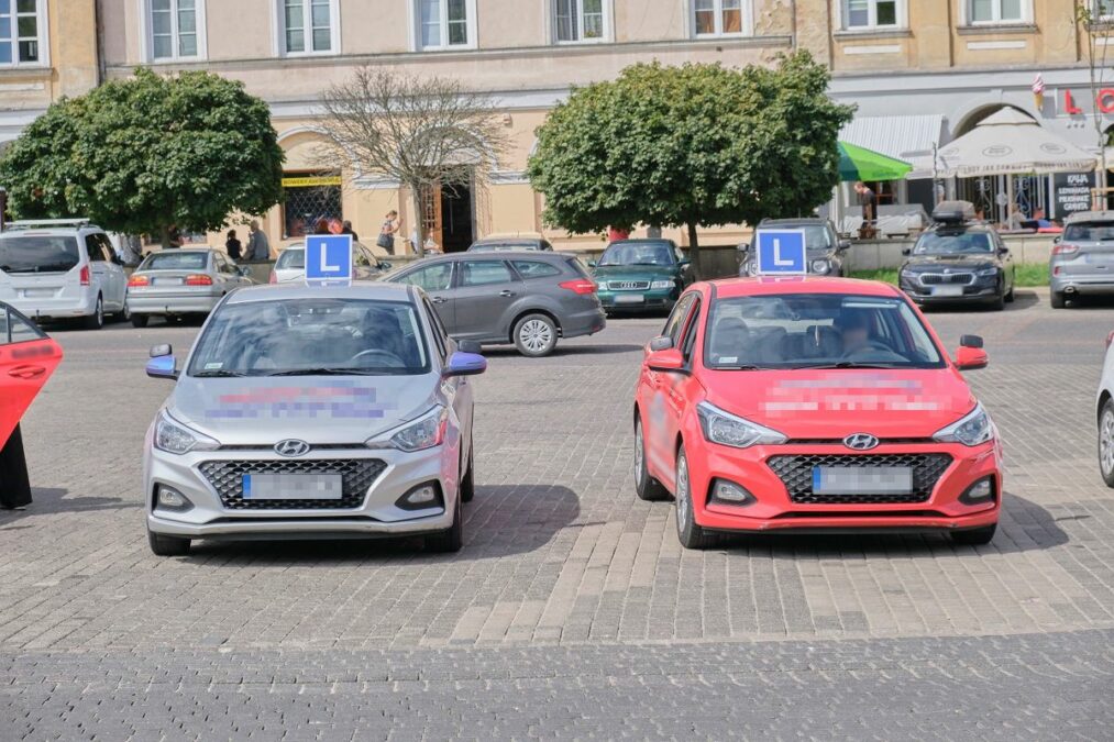 Samochody nauki jazdy blokują miejsca parkingowe na pl. Zamkowym w oczekiwaniu na kursantów