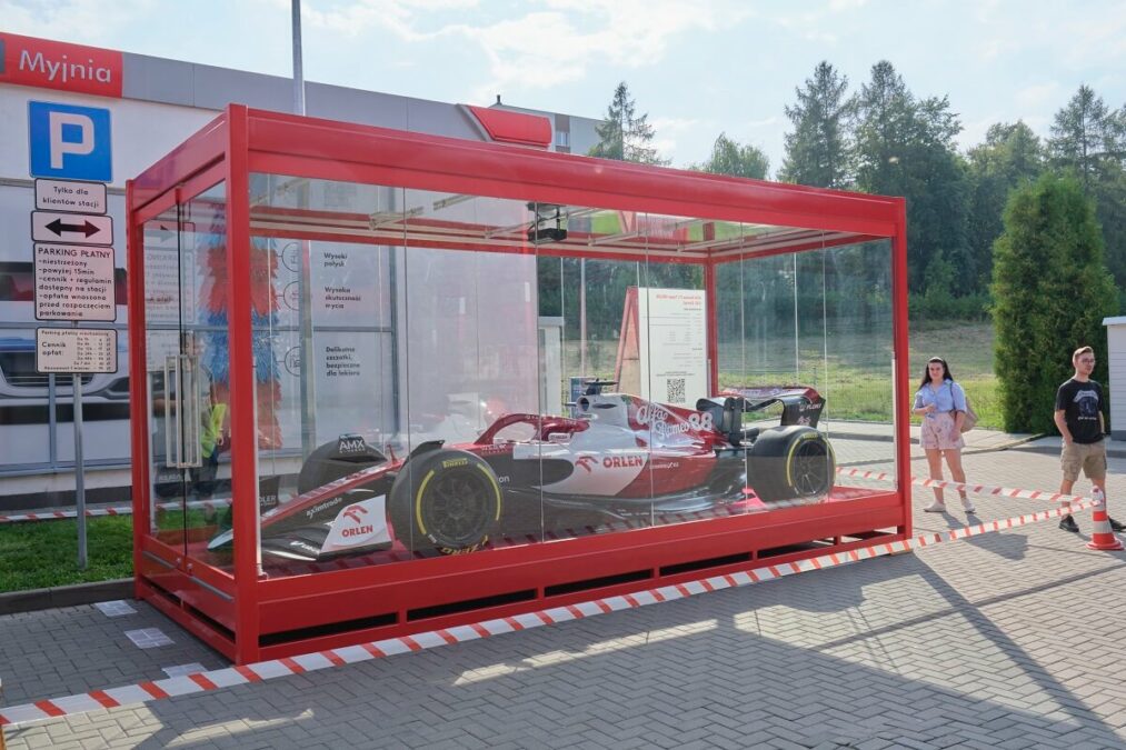 Bolid Alfa Romeo Formuły 1 na stacji paliw Orlen przy ul. Głębokiej w Lublinie