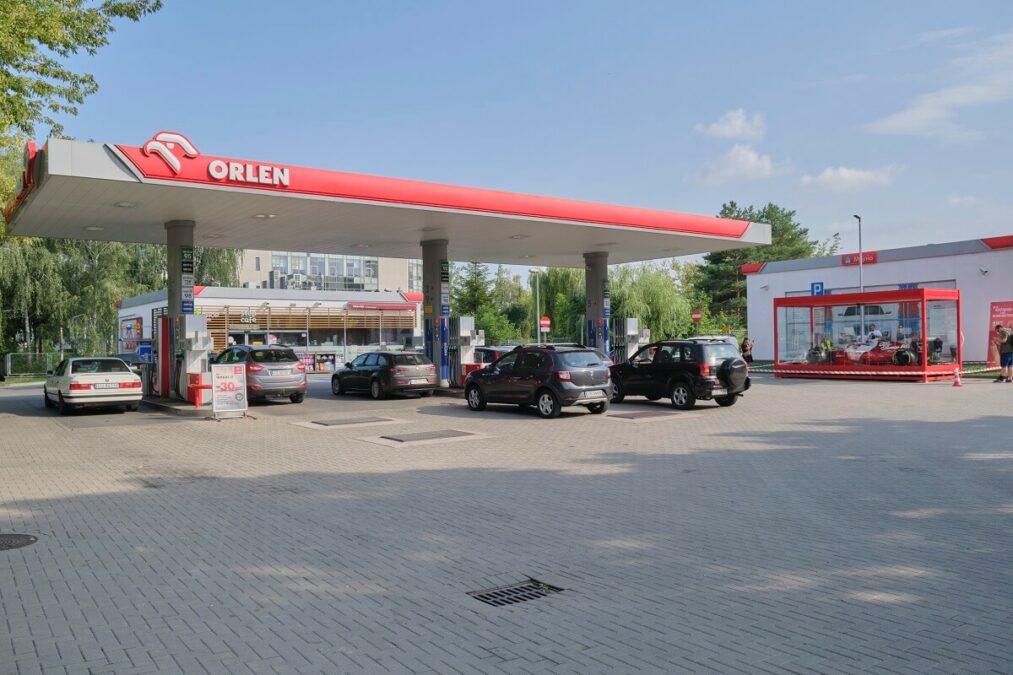Bolid Alfa Romeo Formuły 1 na stacji paliw Orlen przy ul. Głębokiej w Lublinie