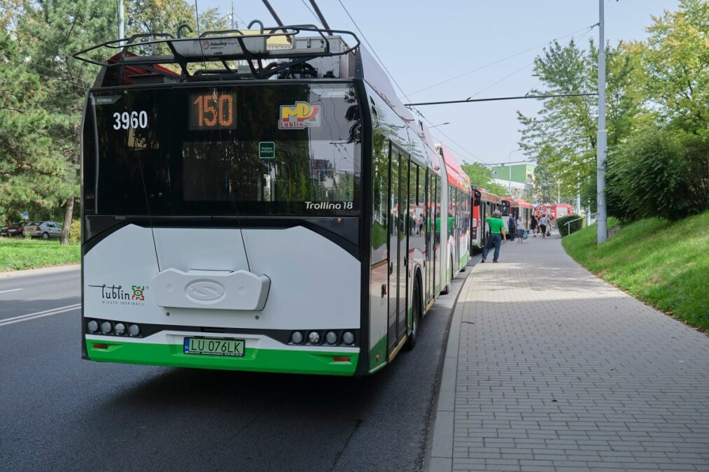 Pojazdy komunikacji miejskiej stojące w korku na ul. Lwowskiej