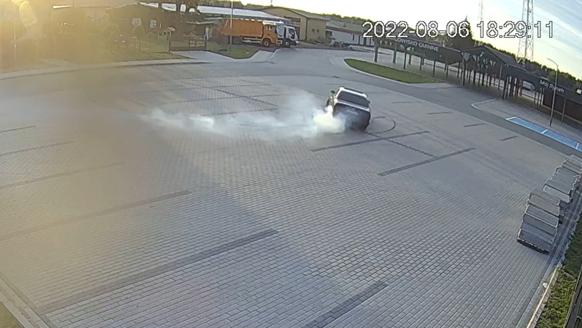 Kierowca BMW driftował na placu targowym. Gmina poszukuje wandala i publikuje nagranie z jego udziałem