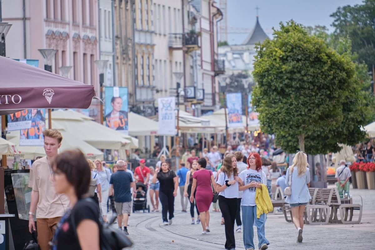 Turyści na deptaku w Lublinie