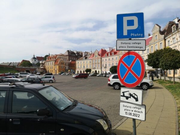 Zakaz parkowania na placu Zamkowym w poniedziałek 15 sierpnia