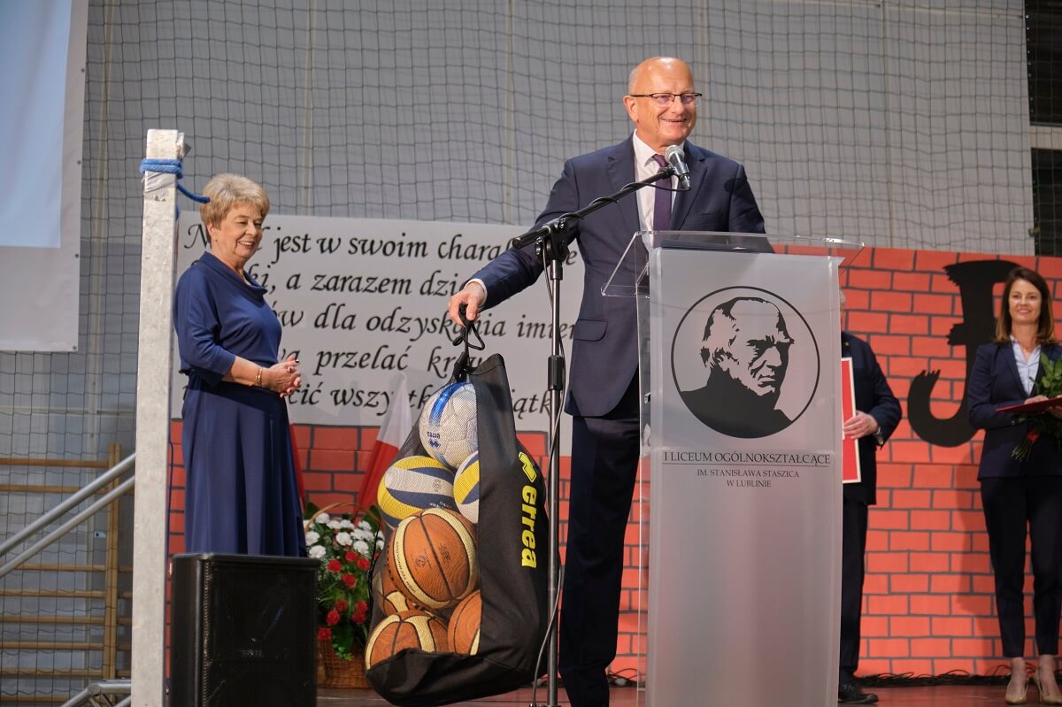 Prezydent Lublina Krzysztof Żuk nie przyszedł z pustymi rękoma na oficjalne oddanie hali spotowej w Staszicu
